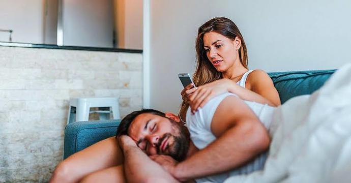 Eşinizin telefonunu kurcalamanın suç olduğunu biliyor muydunuz?