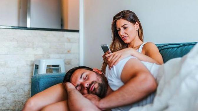 Eşinizin telefonunu kurcalamanın suç olduğunu biliyor muydunuz?