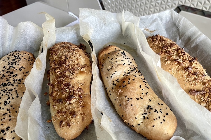 Cevizli, çörek otlu “ev ekmeği” yaptım. Sever misiniz 😅?