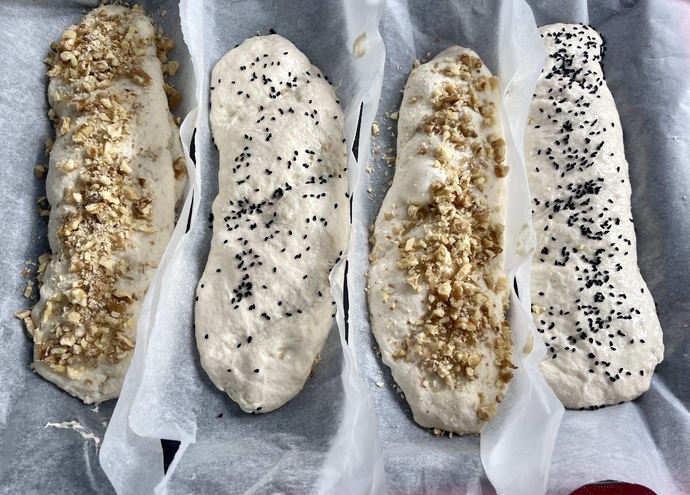 Cevizli, çörek otlu “ev ekmeği” yaptım. Sever misiniz 😅?