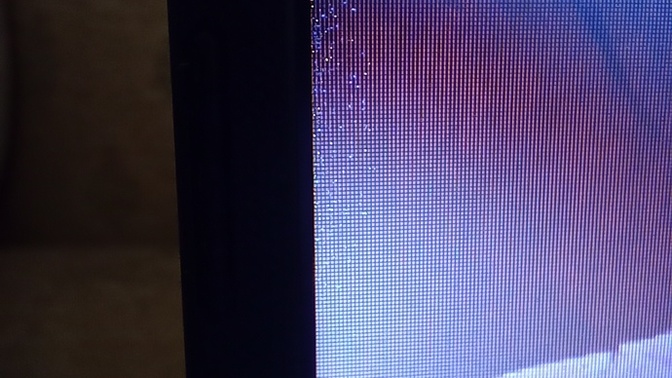 Asus laptop ekranında renkli noktalar var, bunun sebebi nedir?