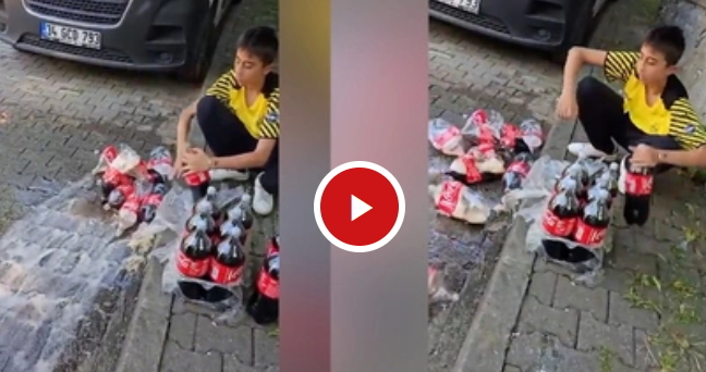 İsraili boykot etmek için litrelerce Coca-Colayı yere döktü! Coca-Cola içiyor musunuz?