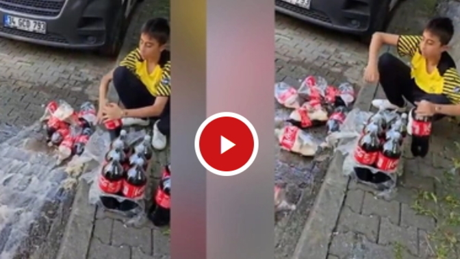İsrail'i boykot etmek için litrelerce Coca-Cola'yı yere döktü! Coca-Cola içiyor musunuz?