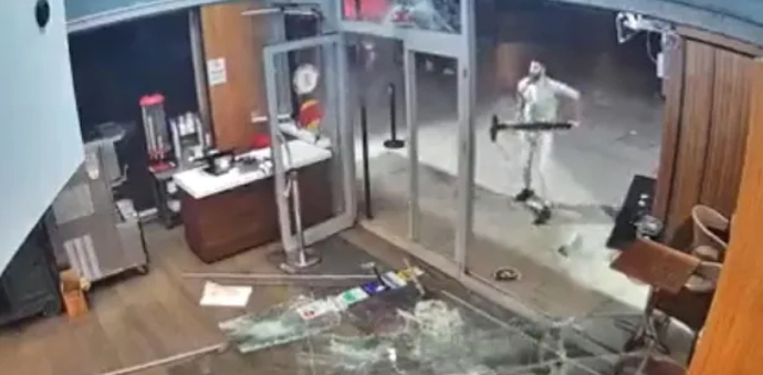 İsraile tepki gösteren bir kişi, Burger King şubesine saldırdı! İlk tercihiniz Burger King mi yoksa Mc Donalds mı?