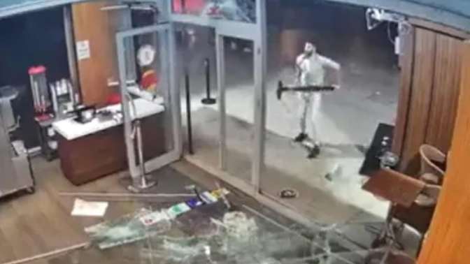 İsrail'e tepki gösteren bir kişi, Burger King şubesine saldırdı! İlk tercihiniz Burger King mi yoksa Mc Donalds mı?