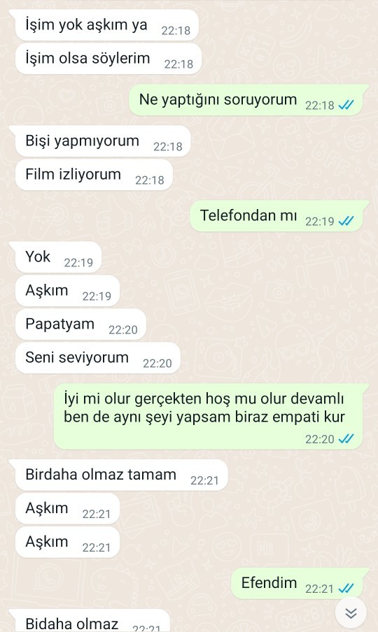 Arkadaşlar sevgilim devamlı üstten cevap yazıyor okur musunuz niye böyle yapıyor sizce ne yapmalıyım?