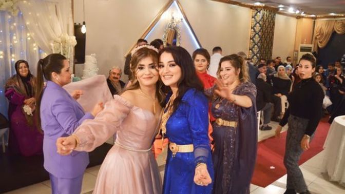 Eltim arkadam konuşuyor, sözü atsam mı?