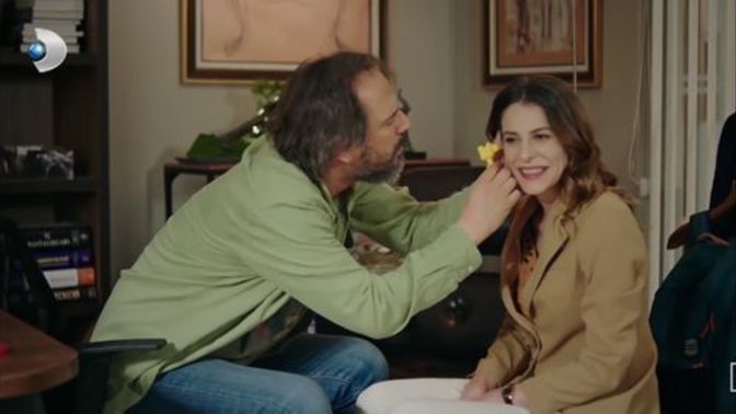 Erkekler aldatmayı kamufle etmek için abartılı ilgi mi gösterir?