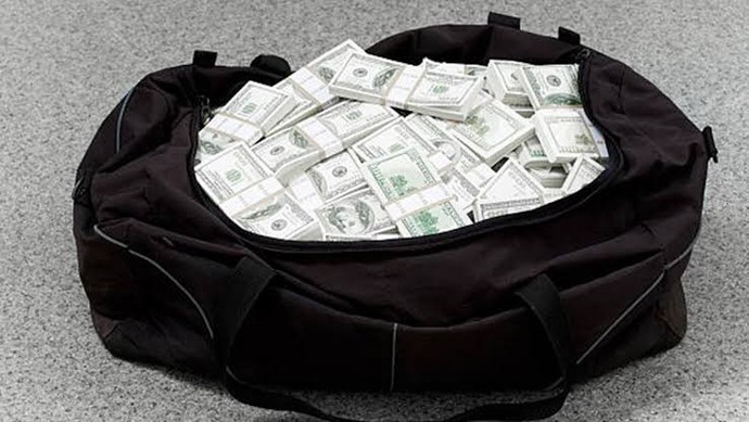 Sokakta para dolu çanta bulsanız ne yaparsınız?