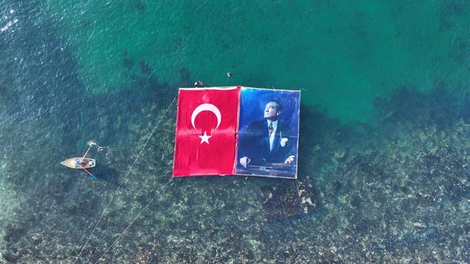 Kadıköy'de binlerce kişiden ATA'ya saygı zinciri! 🇹🇷 Siz neredeydiniz?