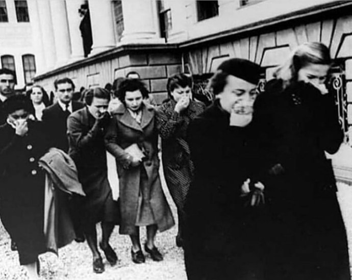 10 Kasım 1938de halkın Mustafa Kemal Atatürk’ün vefat haberini aldığı anlar! Siz de ağlamaklı oluyor musunuz?