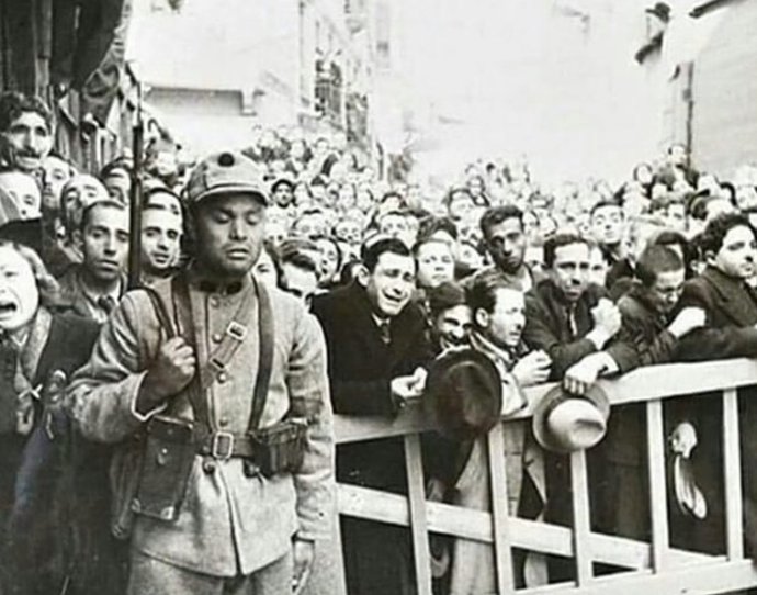 10 Kasım 1938de halkın Mustafa Kemal Atatürk’ün vefat haberini aldığı anlar! Siz de ağlamaklı oluyor musunuz?