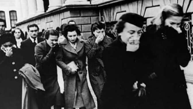 10 Kasım 1938'de halkın Mustafa Kemal Atatürk’ün vefat haberini aldığı anlar! Siz de ağlamaklı oluyor musunuz?
