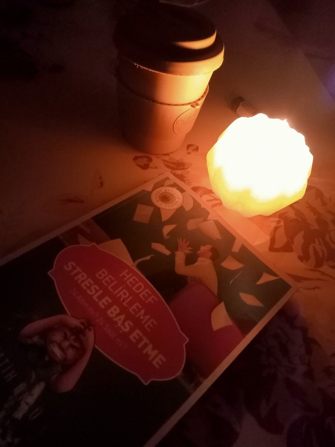 Mum ışığında kitap okumak mı yoksa kütüphanede mi?
