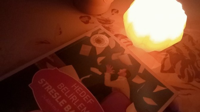 Mum ışığında kitap okumak mı yoksa kütüphanede mi?