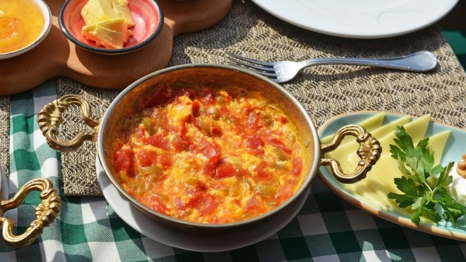 Menemen soğanlı mı soğansız mı yenilmeli?