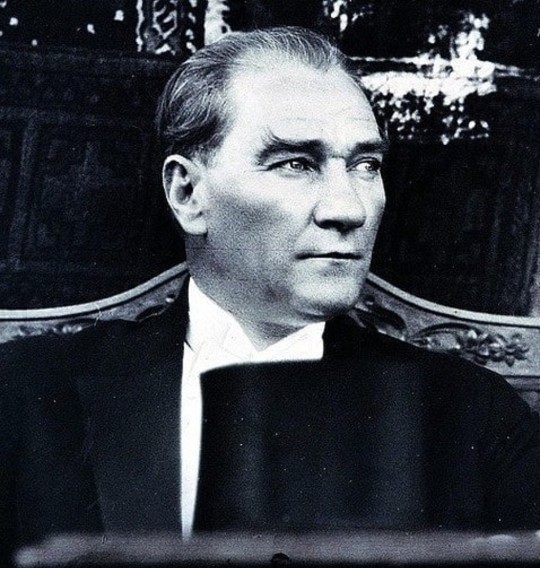 Atatürk düşmanlarına ne yapılmalı sizce?