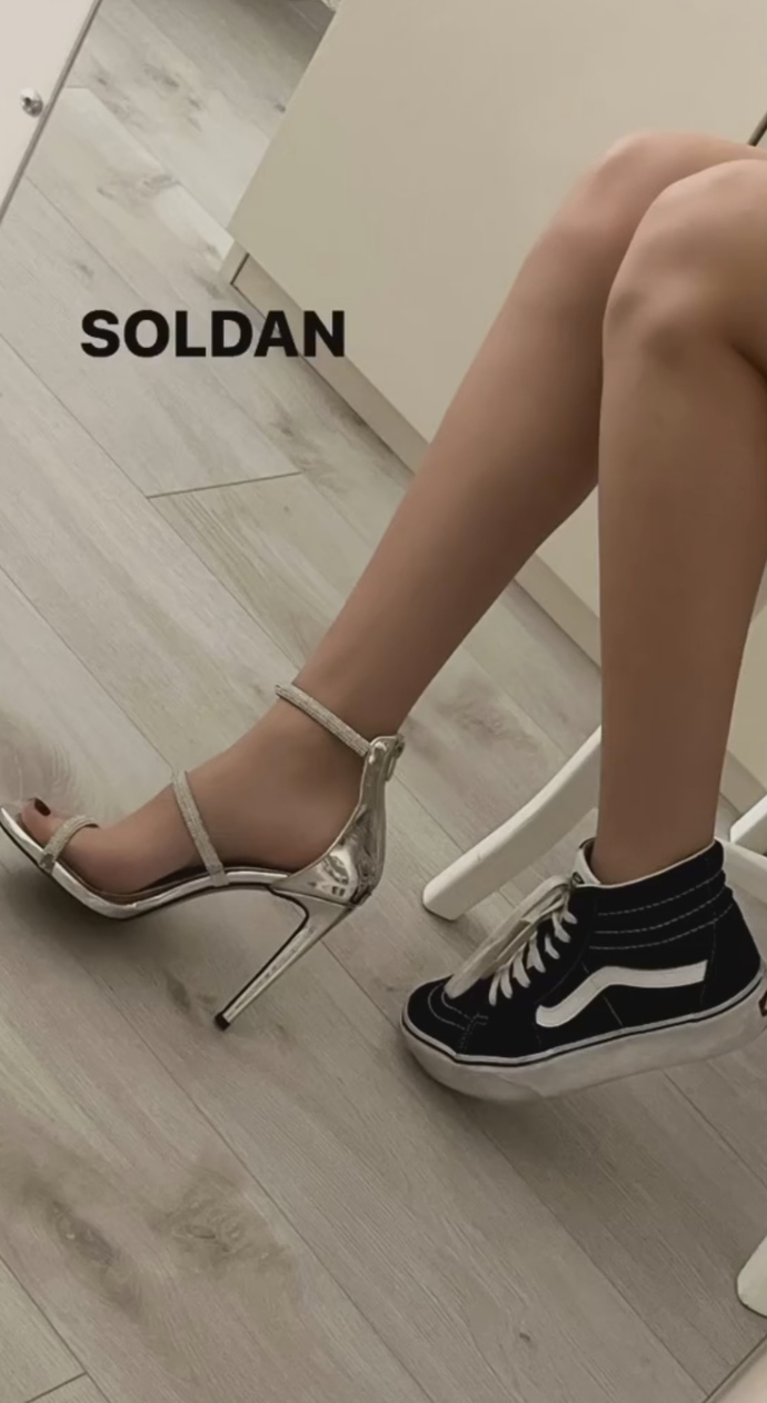 Spor ayakkabı mı yoksa topuklu ayakkabı mı?