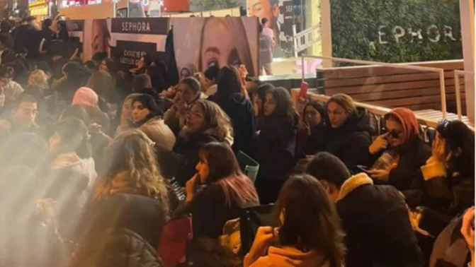 Sephora mağazası açılışında hediyeler için saatler önce sıra oluştu. Sizi bu motivasyonla bekletecek makyaj/bakım ürünleri neler?