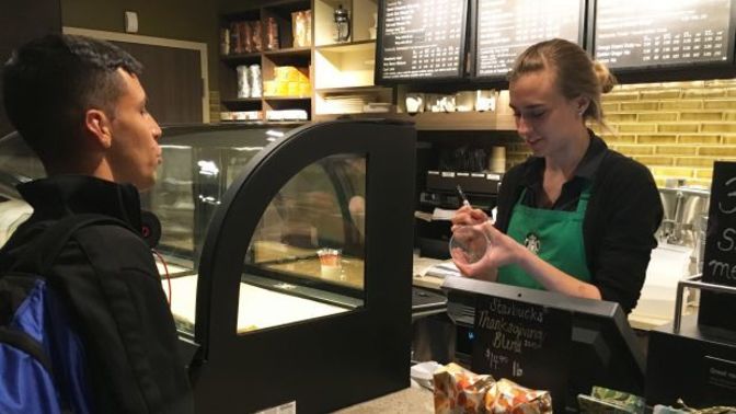 Starbucks'ta kahve isimlerini söyleyemedim, buluştuğum kız benim yerime söyledi, rezil oldum. Sizce ne düşünmüştür?