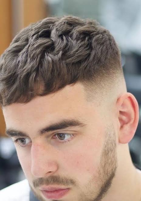 Anlı geniş ve şakakları dökülmüş bir erkek nasıl bir saç modeli yaptırmalı?