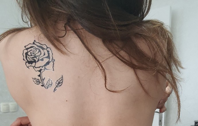 Kendi kendine dövme yapmak daha mantıklı değil mi?