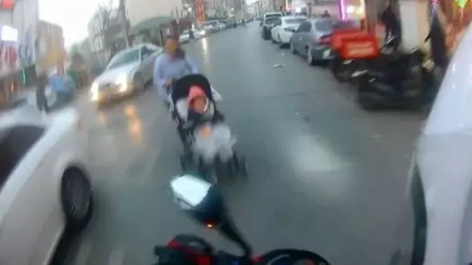Trafikte bebek arabasına çarpmamak için düşen ve tepki gören motorcu! Sizce hatalı taraf hangisi?