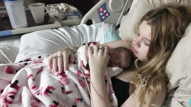 20 yaşındayım, 5 haftalık hamileyim. Bebeğim henüz çok yeni ama yaşıma göre erken mi sizce?