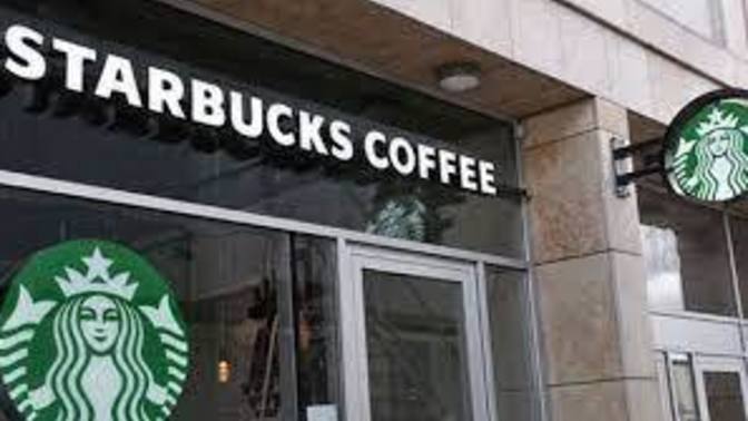 Kocaeli'nde Starbucks'a giren bir grup, müşterilere tepki gösterip kahvelerini döktü! Kahve içmeye nereye gidiyorsunuz?