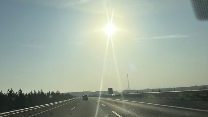 Sabah doğuya doğru akşam da batıya doğru araba sürmekten daha kötü ne olabilir?