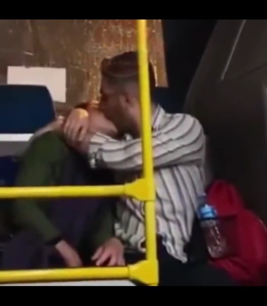 Toplu taşımada bu görüntü hakkında ne düşünüyorsunuz?