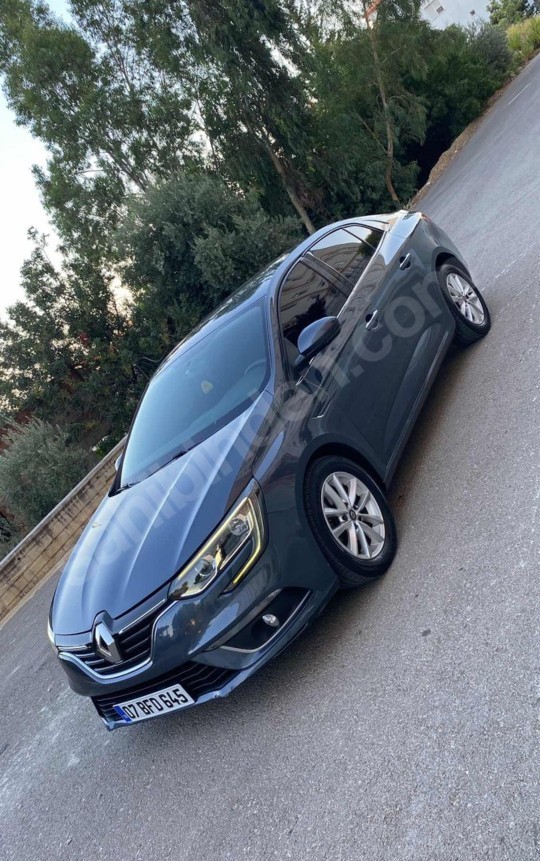 Hangi renk Megane daha güzel duruyor?