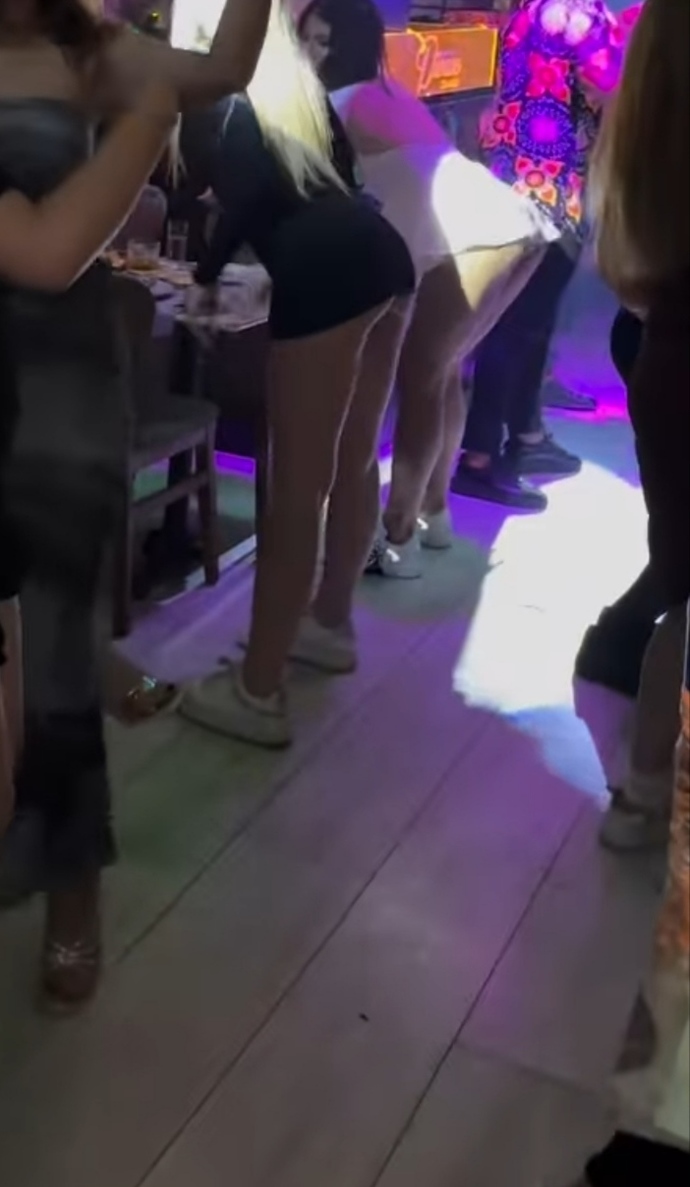 Kadınların mini elbiseler giyme sebebi erkeklere frikik verme isteği midir?