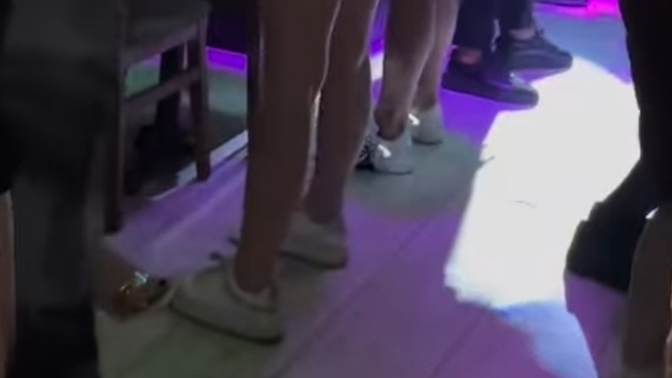 Kadınların mini elbiseler giyme sebebi erkeklere frikik verme isteği midir?