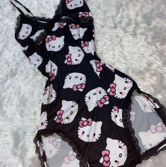 Hello Kitty desenli gecelikler çok mu çocuksu duruyor?