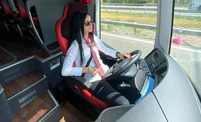 Şehirler arası otobüs şoförü olmak istiyorum. Bu mesleğe adım atmak için önce hostes mi olmam lazım?