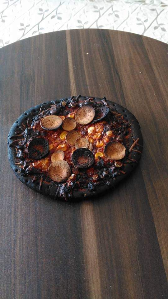 İlk defa pizza yaptım, az bir şey fazla pişti. Bu şekilde yesem sorun olur mu?