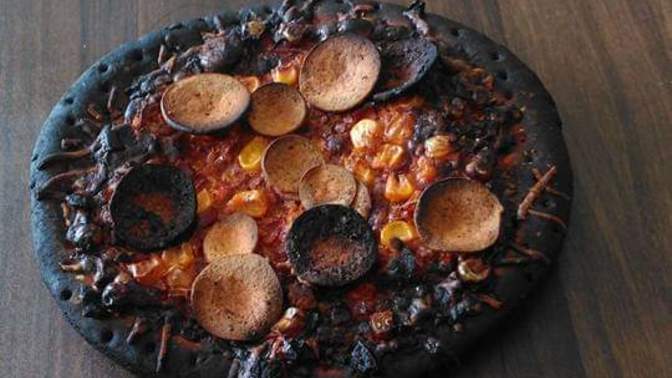 İlk defa pizza yaptım, az bir şey fazla pişti. Bu şekilde yesem sorun olur mu?