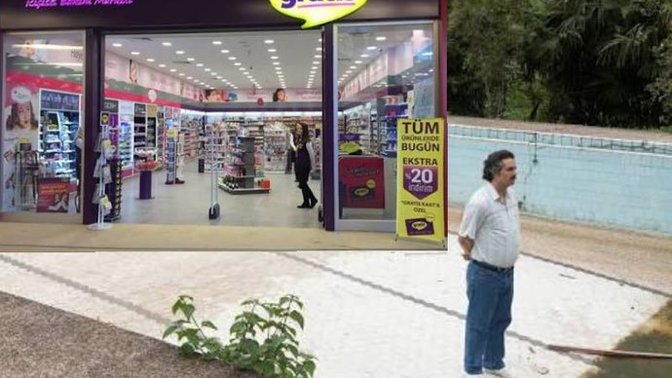 Watsons veya Gratis kapısının önünde sevgilisini sabırla bekleyen erkek seviyor mudur?