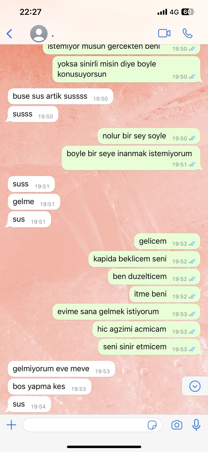 Konuşmalarımızı okur musunuz? Dışarıdan yorum istiyorum, sizce beni seviyor mu?