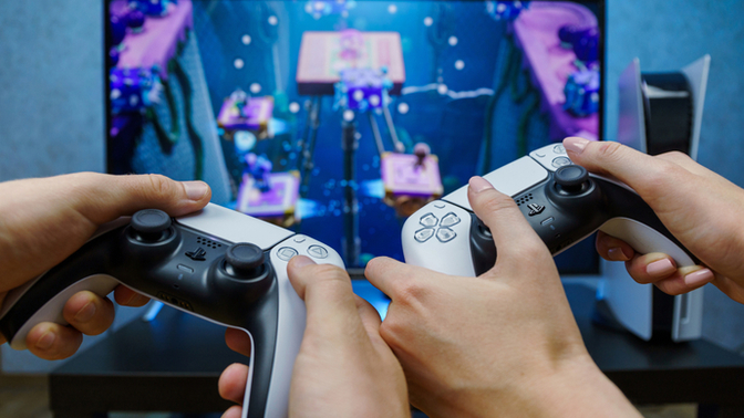 PlayStation oynamaya hep erkek arkadaşımla giderdim, tek gitmemde sakınca olur mu?