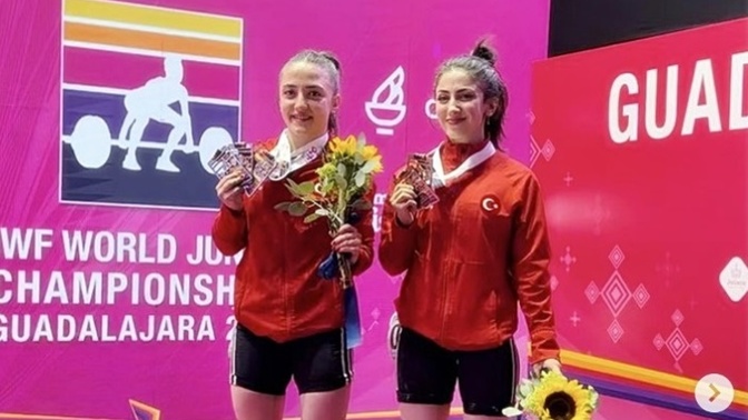 Dünya Gençler Halter Şampiyonası'nda milli sporcularımız Cansu Bektaş ve Gamze Altun altın madalya kazandı! Tebrikler hazır mı?