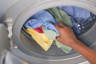 Çamaşır makinesini tamamen doldurarak çamaşır yıkamam makineyi bozar mı?