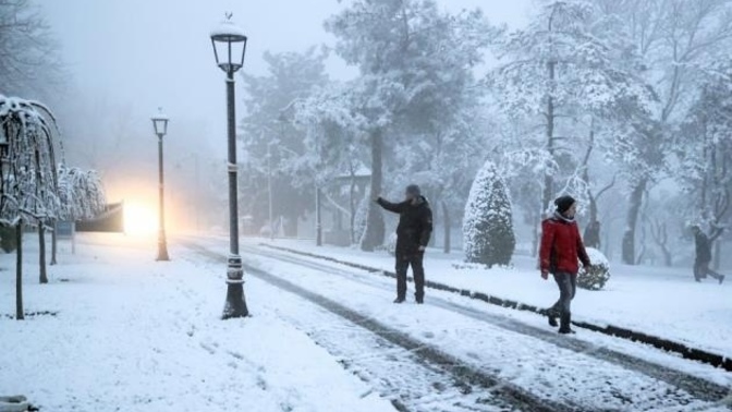 Pazar günü İstanbul'da kar yağışı bekleniyor! Kış için hazır mısınız yoksa havalar sıcak devam etse daha mı iyiydi?