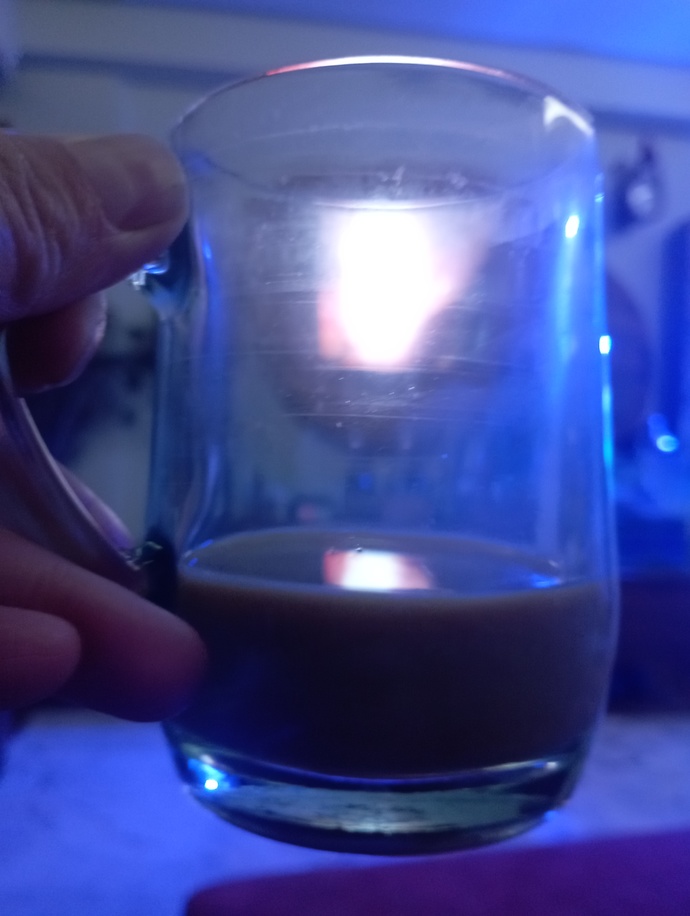 Kahvemdeki son yudumlar eşlik ediyor geceme.