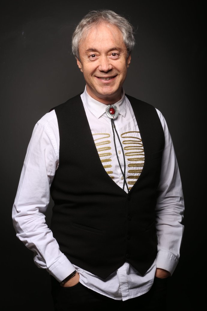 Tiyatrocu, yazar ve sunucu Metin Uca hayatını kaybetti! Kendisini sever miydiniz?