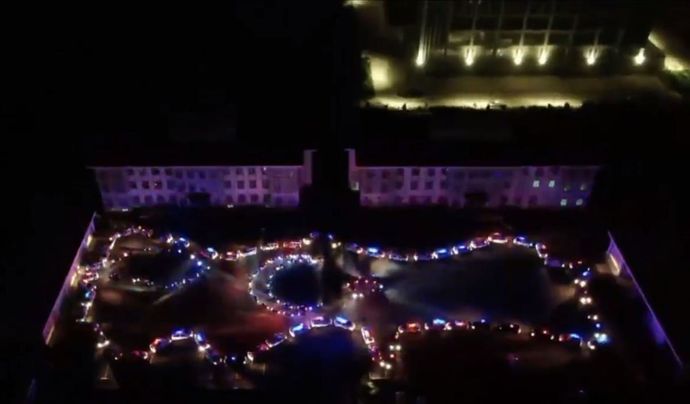 Polis arabalarından operasyona giderken Türk bayrağı ve Türkiye haritası! Çok güzel olmamış mı?
