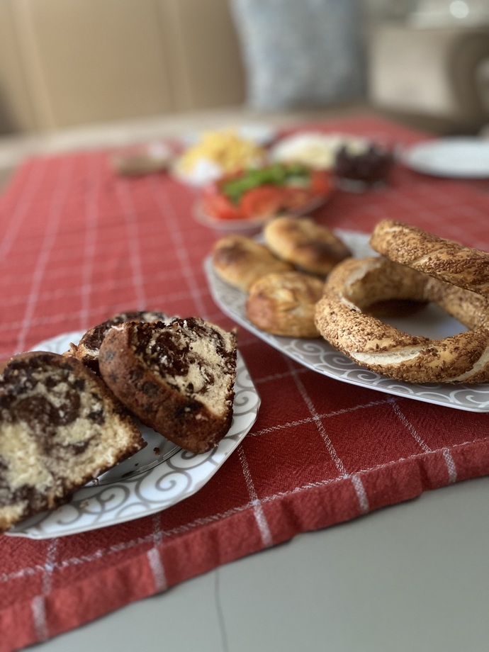 Arkadaşım evime ilk kez geliyor. Hazırladığım masa ayıp mı, basit mi kaçmış?