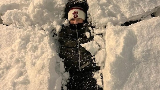 Bu kış kafasını kara gömeceğiniz biri var mı yanınızda ❄⛄?