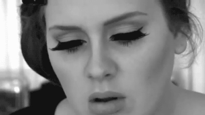 Adele'nin göz makyajı güzel mi?